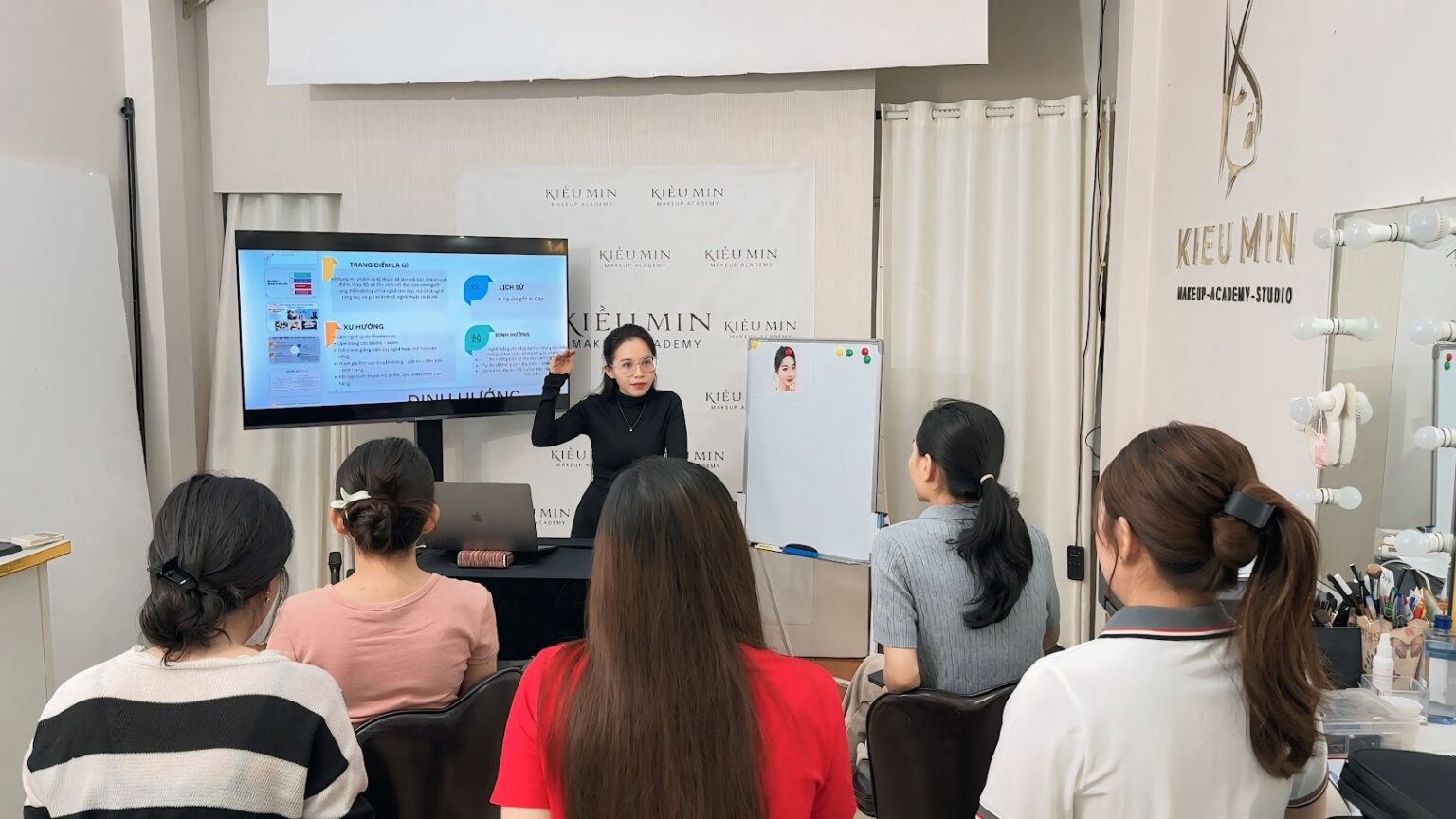 Lớp học makeup tại Kiều Min Academy