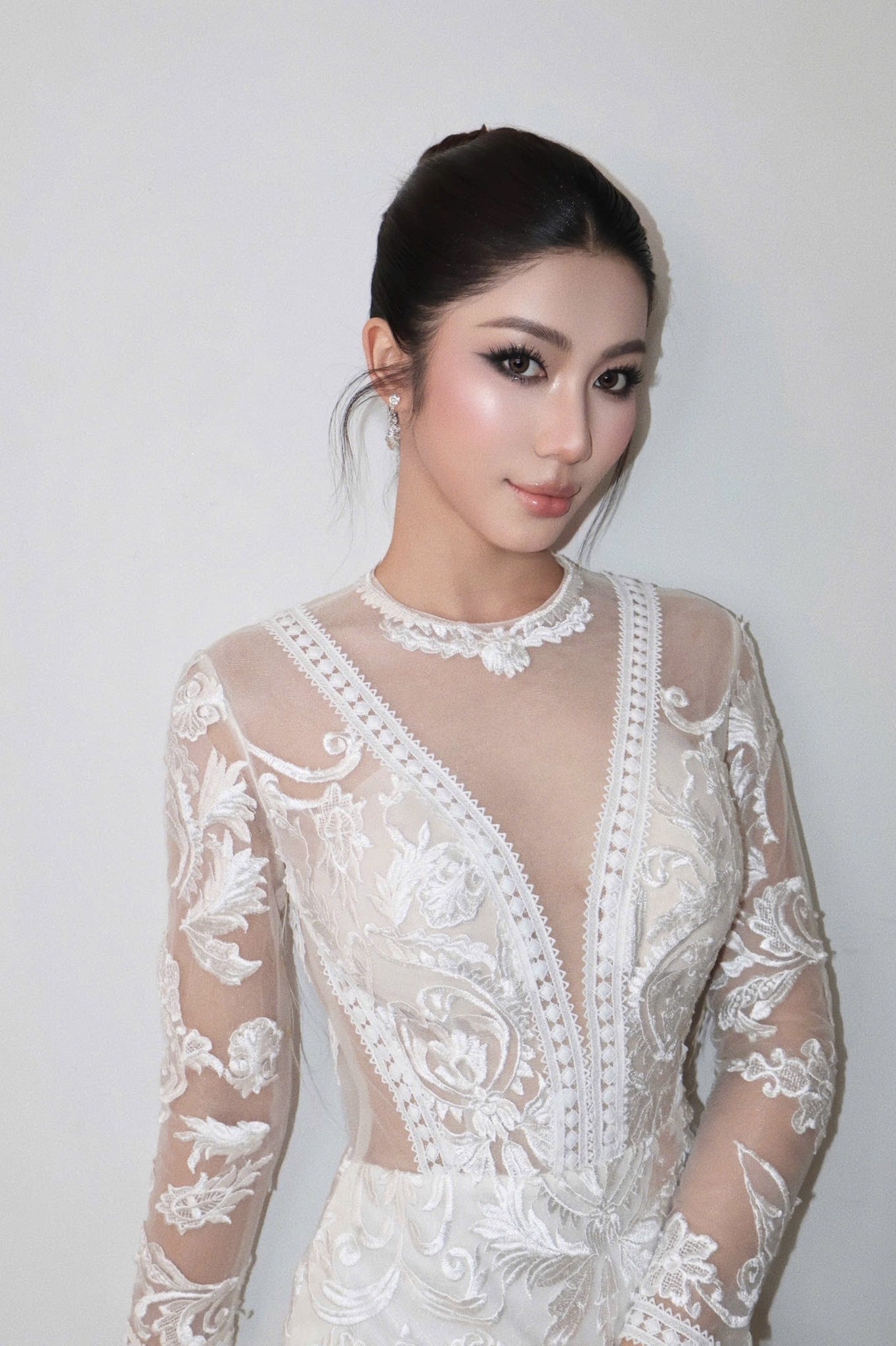 Cô Dâu Sang Trọng Quý Phái