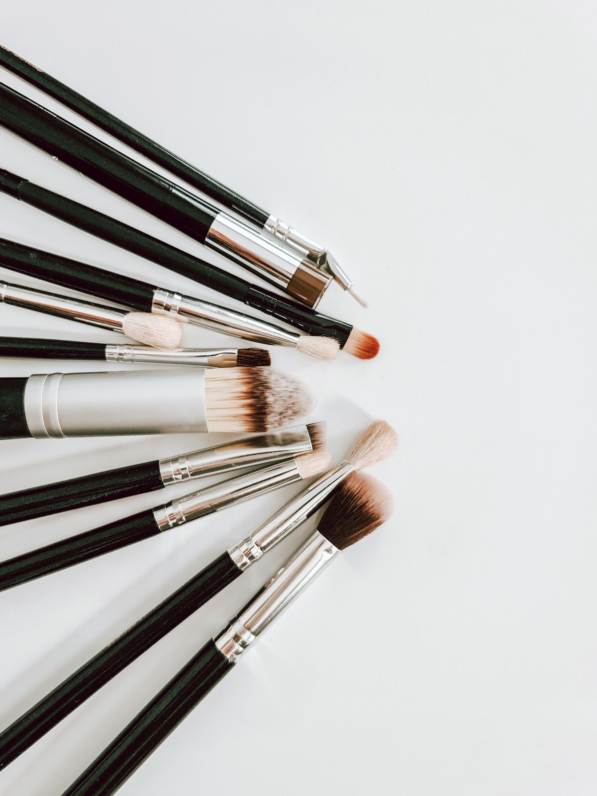 Bộ cọ trang điểm chuẩn bị cho buổi makeup ngày cưới