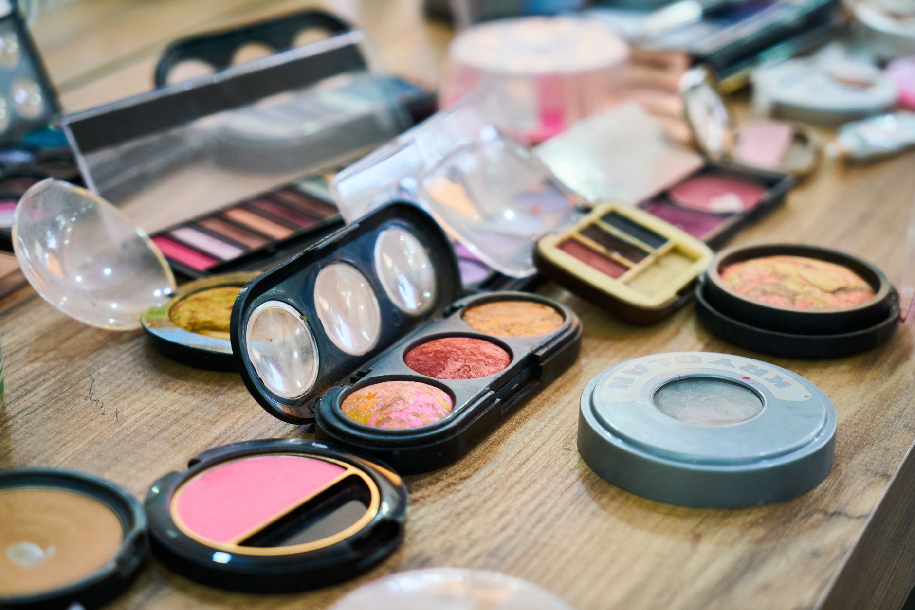 Bảng phấn và mỹ phẩm minh họa cho bảng giá trang điểm tại nhà của Makeup Kiều Min