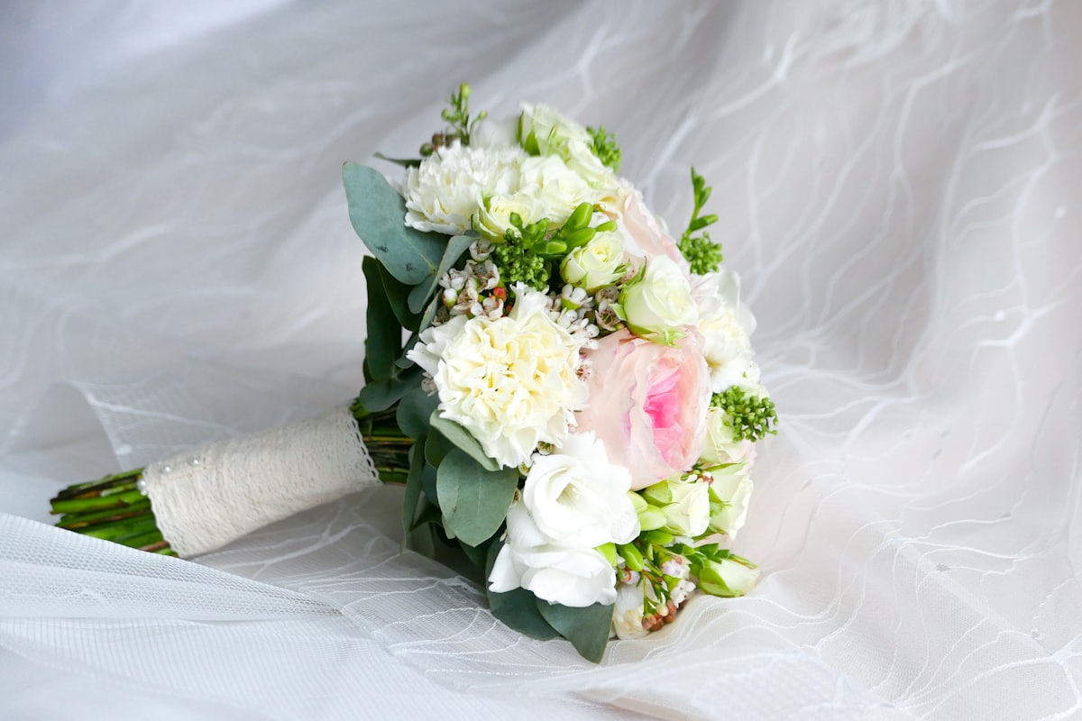 Bó hoa cưới màu trắng trong ngày lễ gia tiên