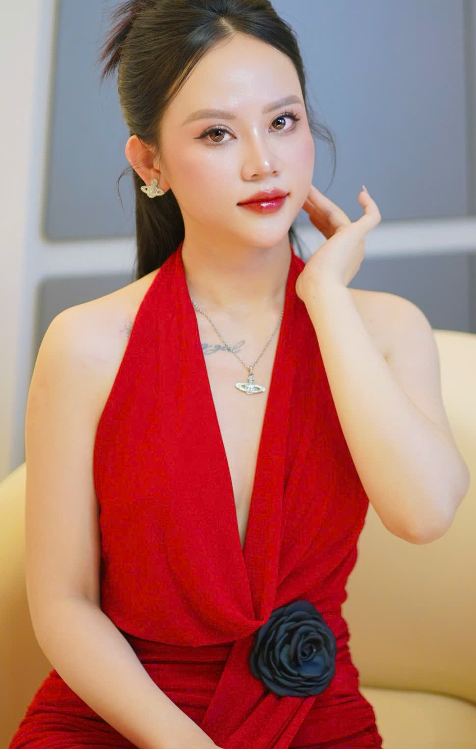 Khách dự tiệc được Kiều Min trang điểm và làm tóc tại nhà