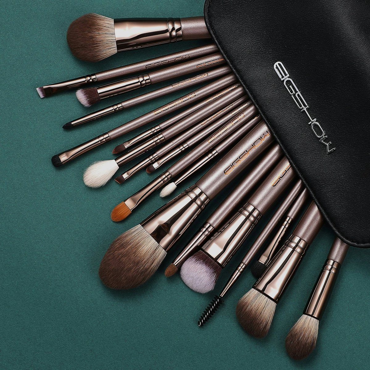 Hộp đựng cọ và dụng cụ trang điểm mang theo khi làm makeup tại nhà