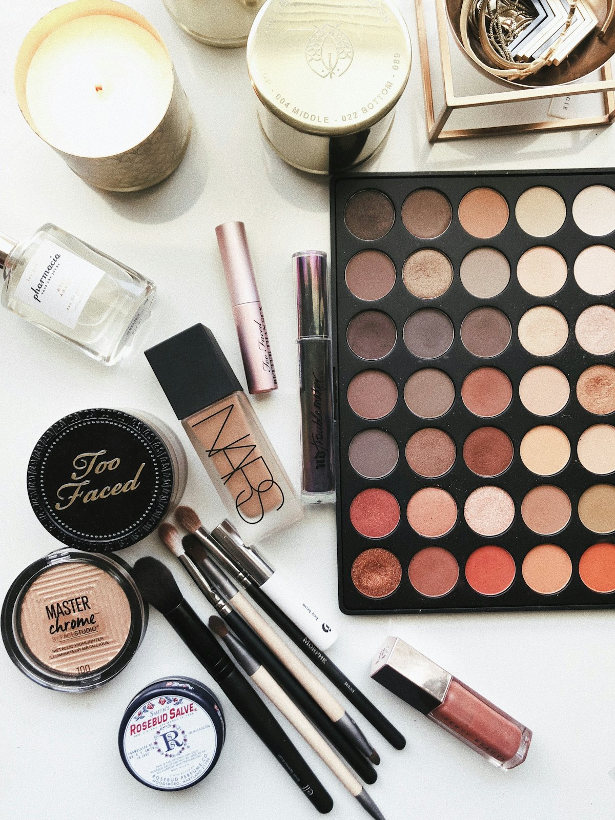 Các sản phẩm trang điểm bày sẵn trước khi bắt đầu makeup cô dâu