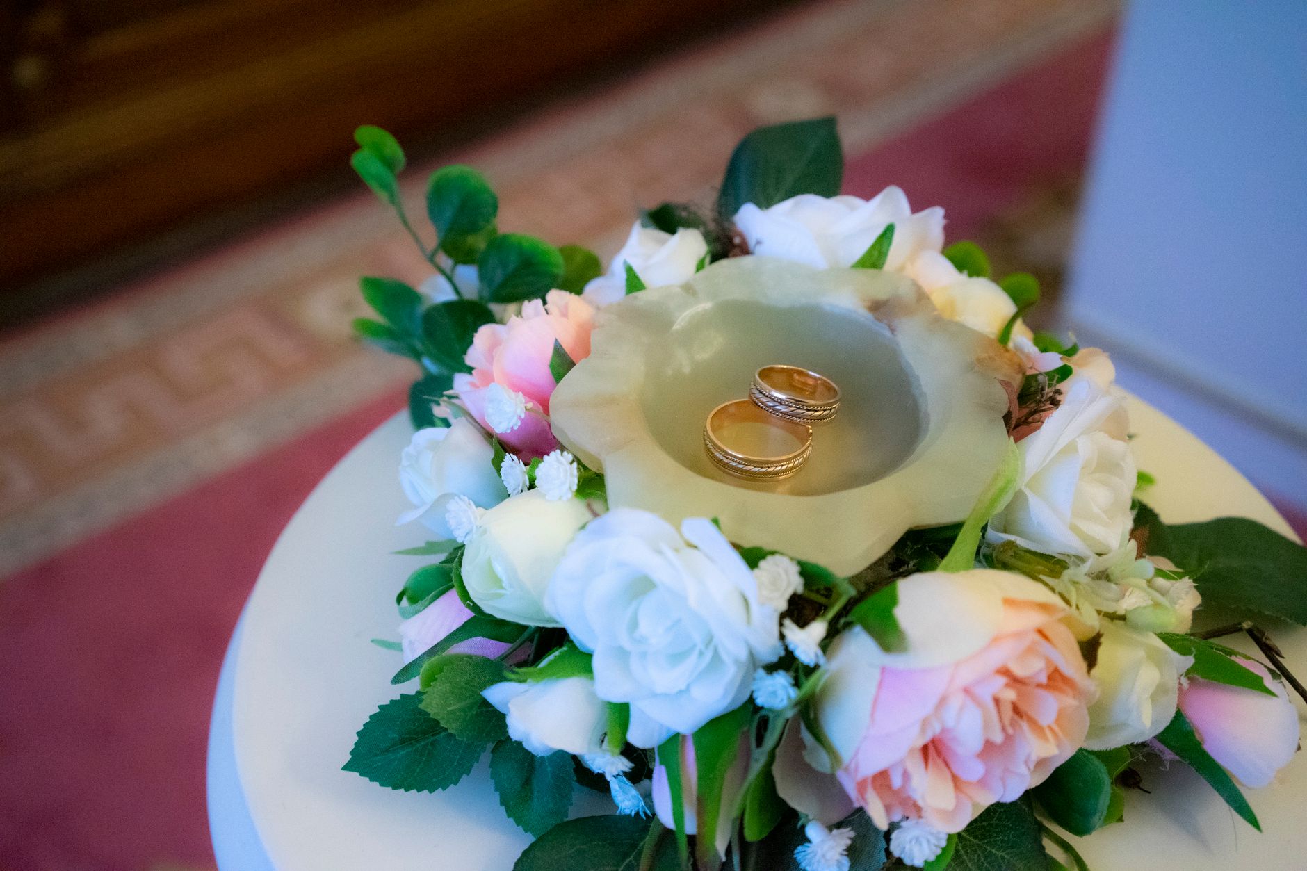 Nhẫn cưới và hoa trong lễ cưới, dịp cả gia đình đều cần trang điểm chỉn chu