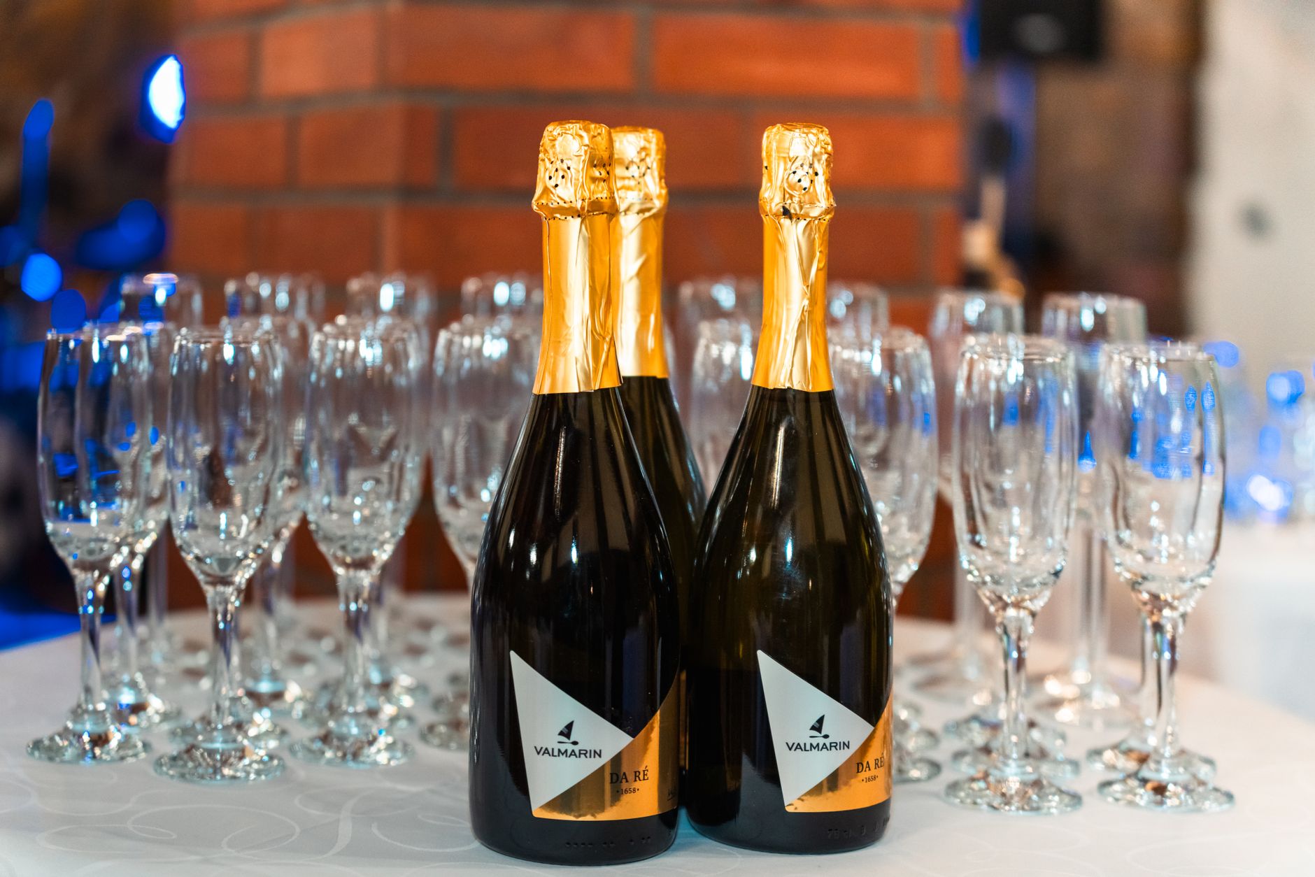 Bàn tiệc với ly champagne minh họa buổi tiệc mà khách chuẩn bị tham dự