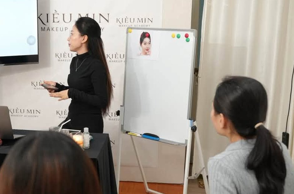 Buổi học lý thuyết tại studio