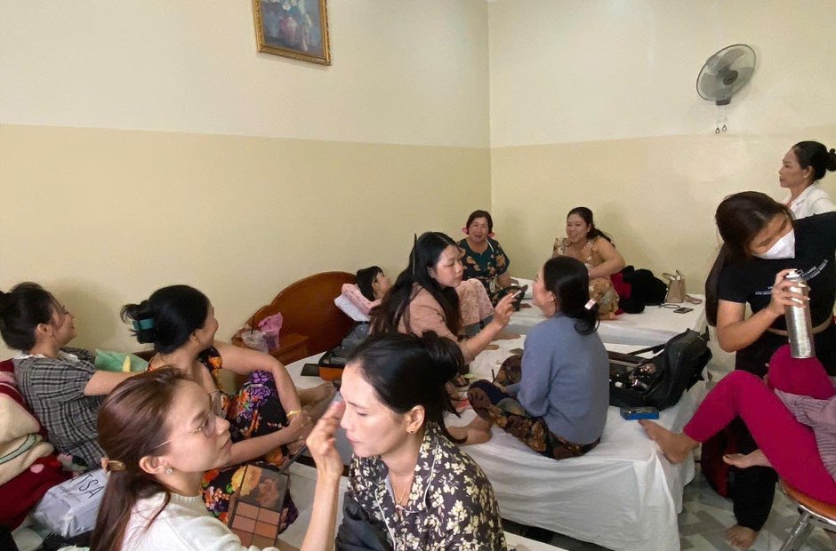 Hậu trường trang điểm cho gia đình cô dâu