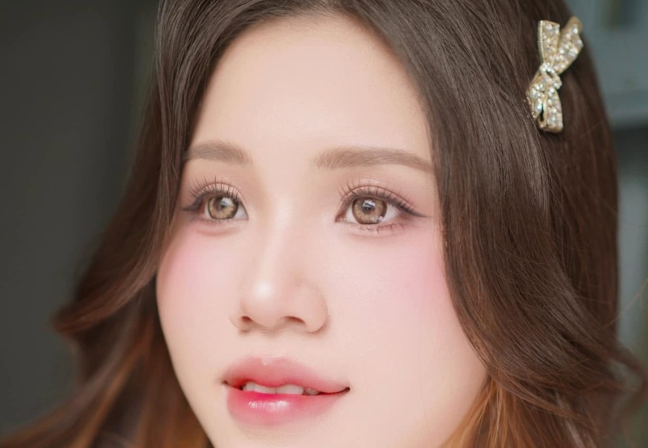 Cận cảnh lớp nền của một khách dự tiệc sau buổi trang điểm