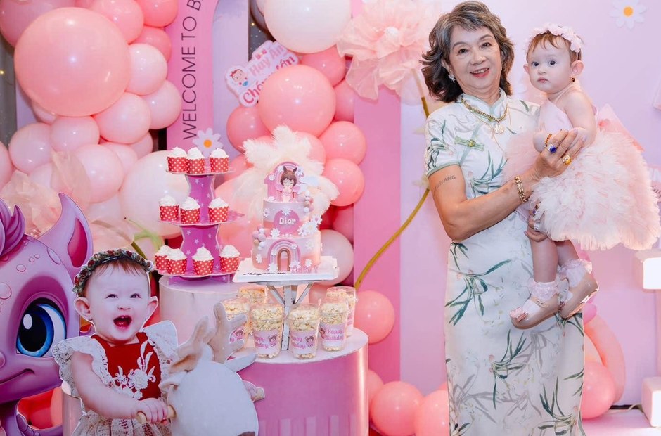 Bà và cháu trong buổi tiệc gia đình