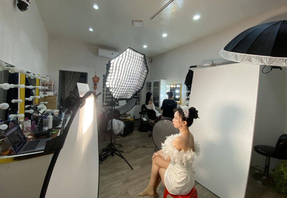 Góc làm việc tại studio Makeup Kiều Min với đèn và gương
