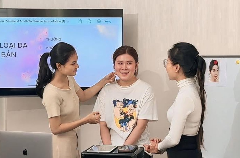Buổi dạy makeup tại lớp ở khu Bình Tân