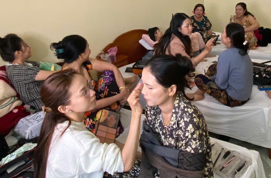 Cả nhà chờ tới lượt trang điểm trong buổi sáng ngày cưới
