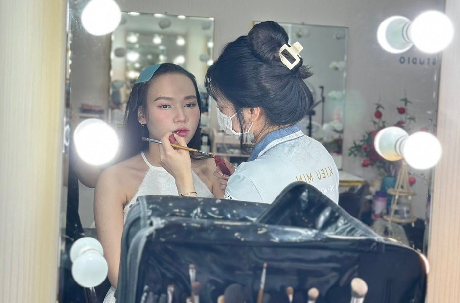 Trang điểm viên tô son cận mặt khách, thao tác tỉ mỉ từng milimet nhỏ