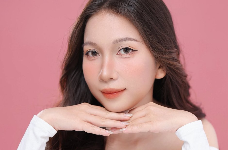 Gương mặt trang điểm tone hồng nhẹ