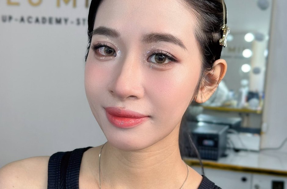 Chân mày gọn trên gương mặt đã trang điểm
