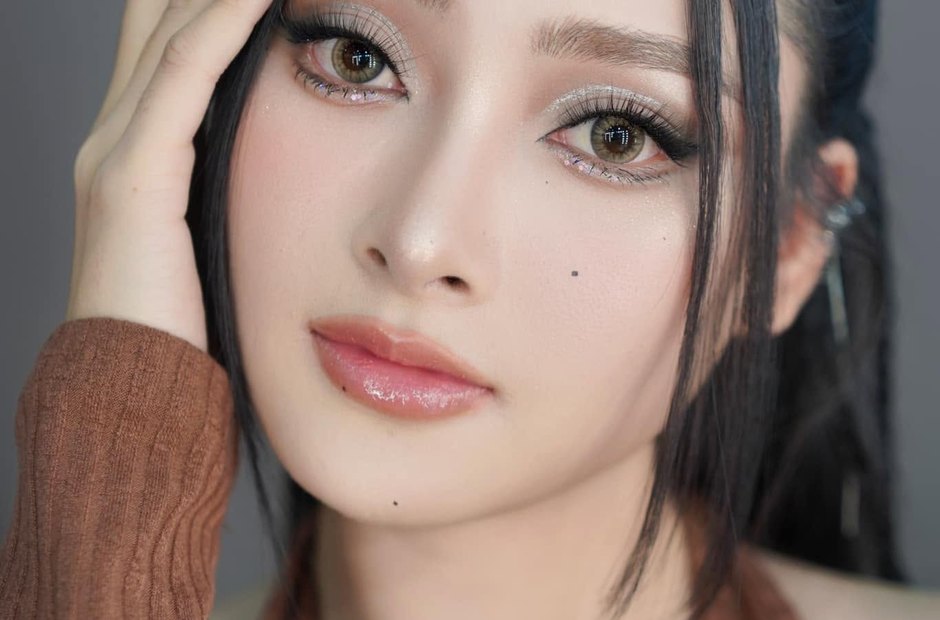 Đường kẻ kéo dài ở đuôi mắt