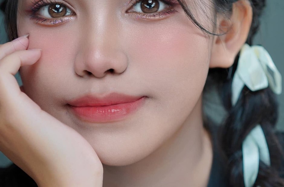 Gương mặt trang điểm mắt nhẹ nhàng