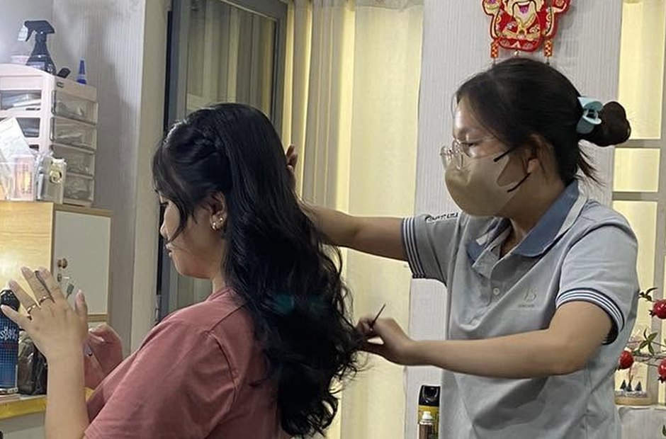 Thợ làm tóc cho khách tại studio