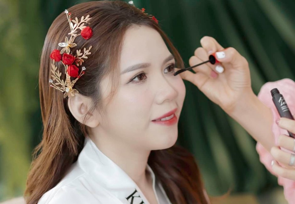 Khách mặc áo choàng của Makeup Kiều Min trong lúc được trang điểm