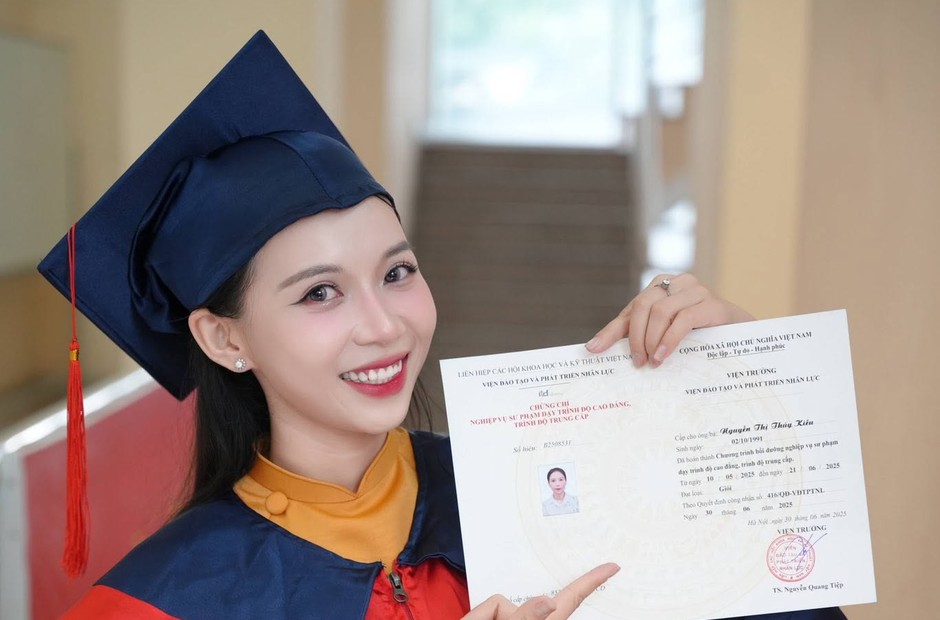 Người đứng lớp cầm giấy chứng nhận nghiệp vụ sư phạm trong lễ tốt nghiệp