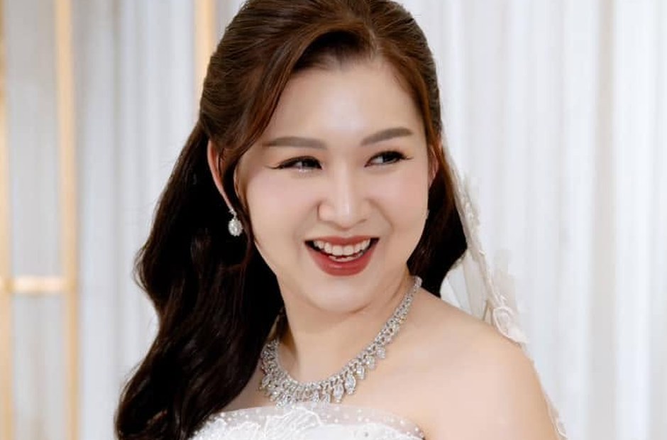 Cô dâu hoàn tất trang điểm, chuẩn bị vào lễ