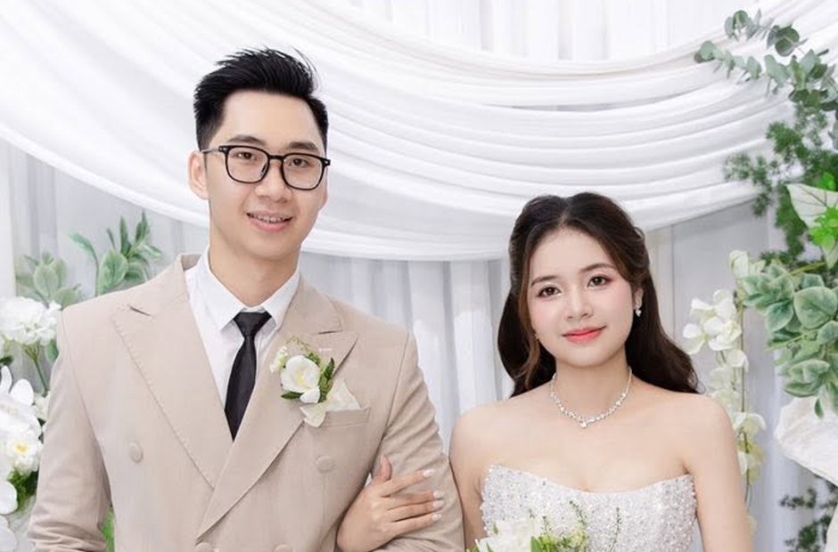 Cô dâu và chú rể chụp ảnh tại tiệc cưới cuối tuần
