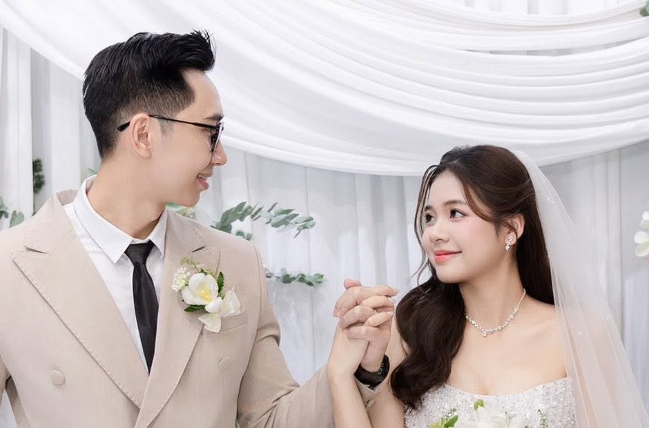 Cô dâu và chú rể trong lễ gia tiên buổi sáng