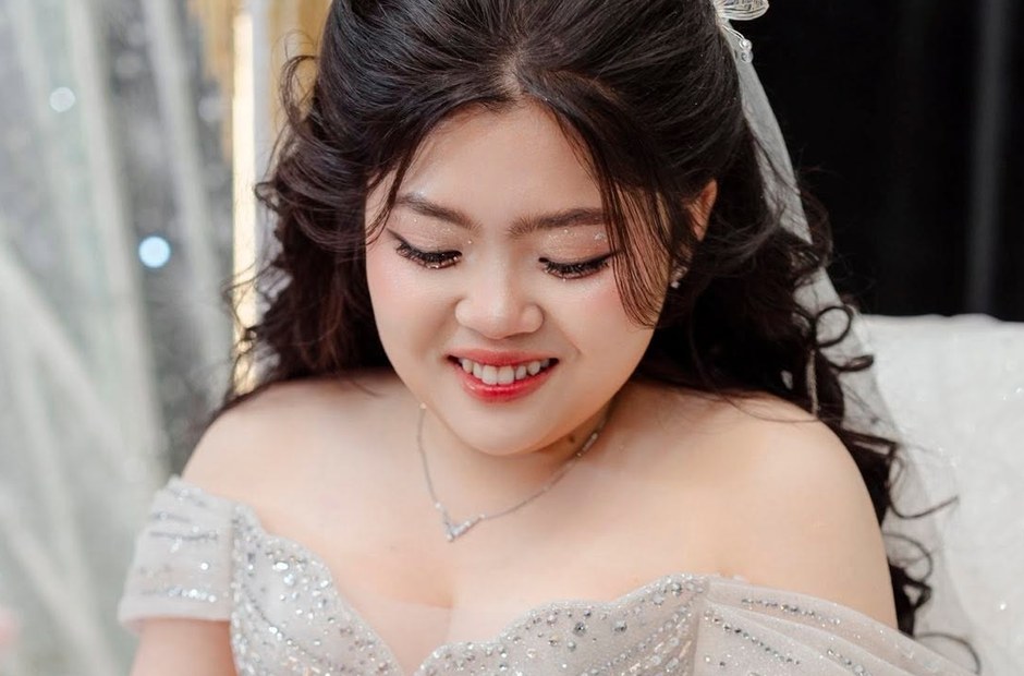 Cô dâu được trang điểm sau cùng trong buổi sáng ở nhà gái