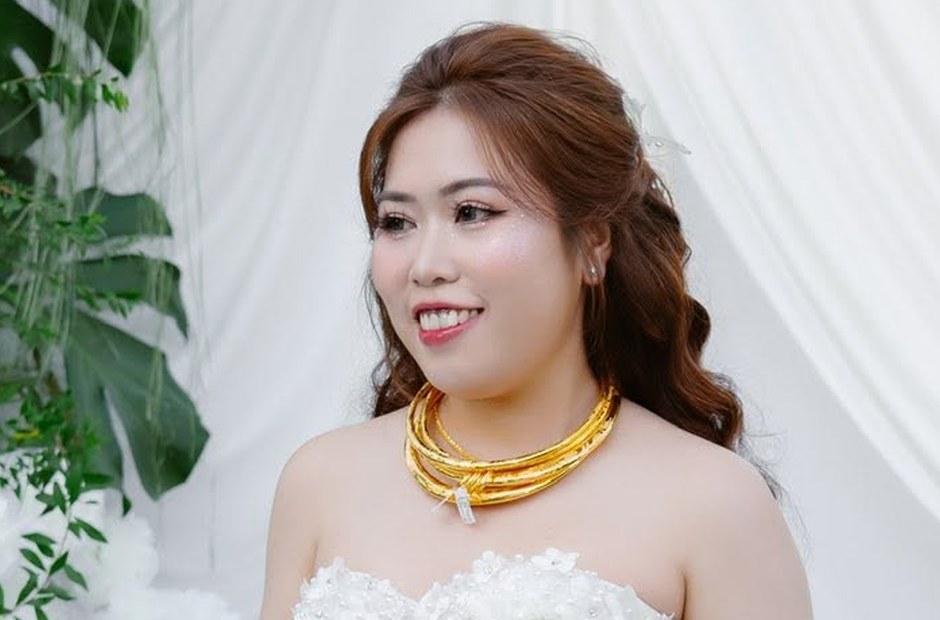 Cô dâu được trang điểm tại nhà gái trước giờ đón dâu