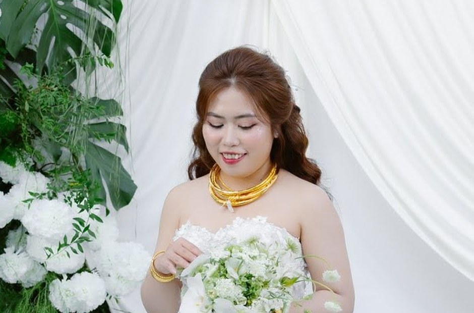 Cô dâu trang điểm xong, chờ tới giờ làm lễ