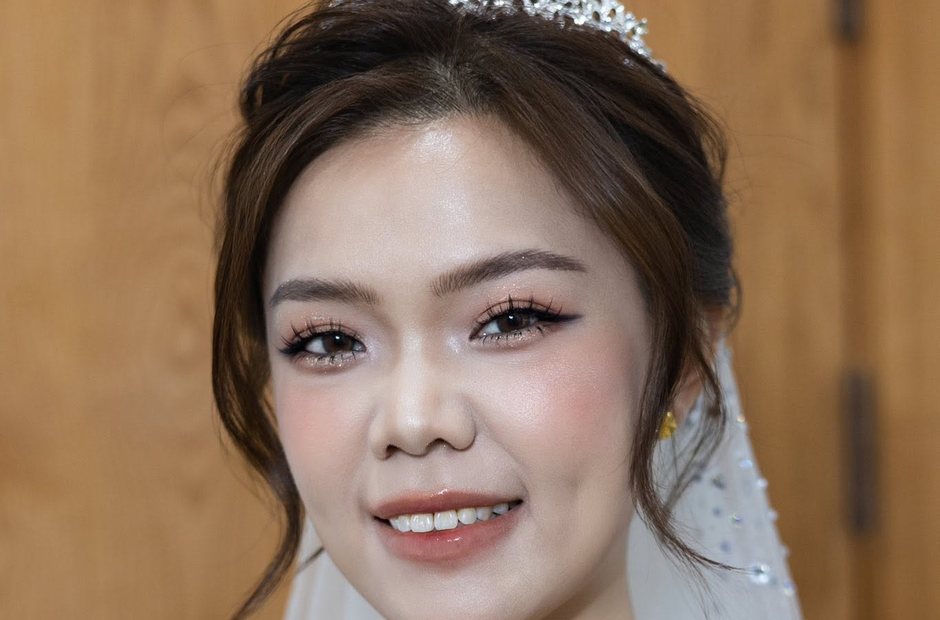 Cô dâu trang điểm tone tây với mắt nhấn sâu trong ngày cưới