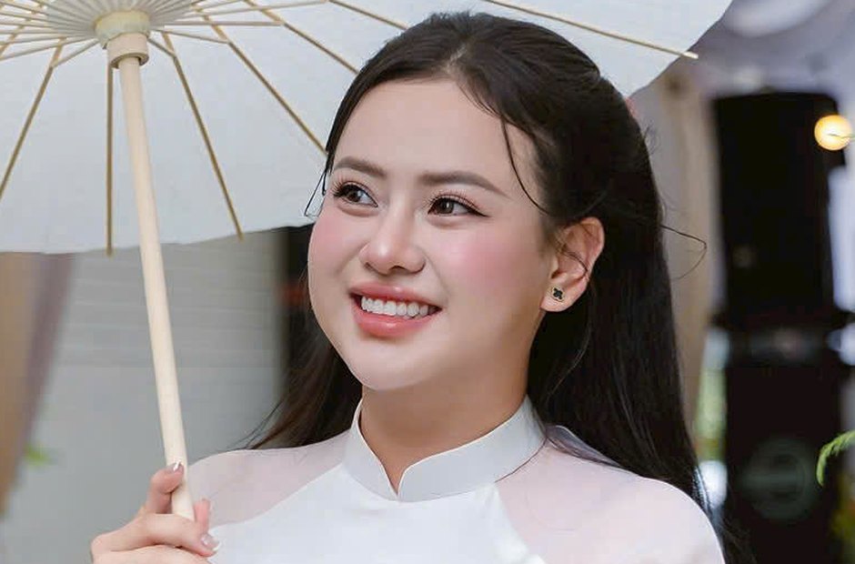 Cô dâu chụp ảnh ngoài trời