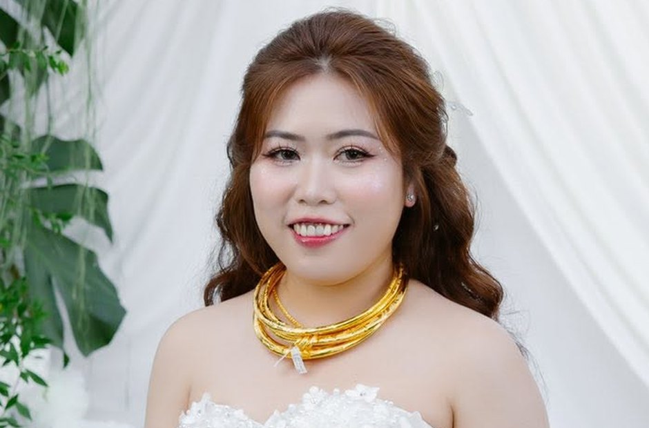 Lớp nền nhẹ, điểm nhấn ở môi