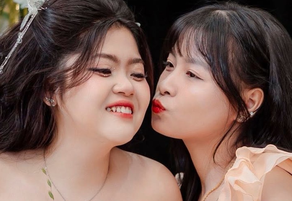Cô dâu chụp cùng phù dâu trong ngày cưới