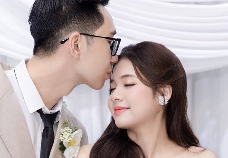 Cô dâu và chú rể trong tiệc cưới cuối tuần