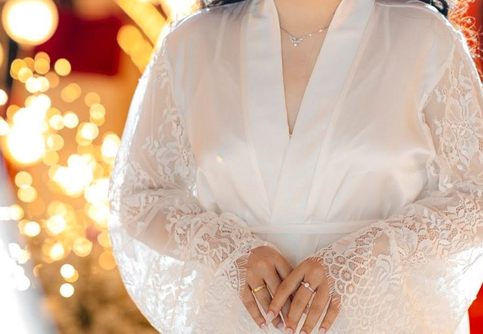 Cô dâu mặc áo dài trắng trong lễ ăn hỏi, trang điểm bởi Kiều Min
