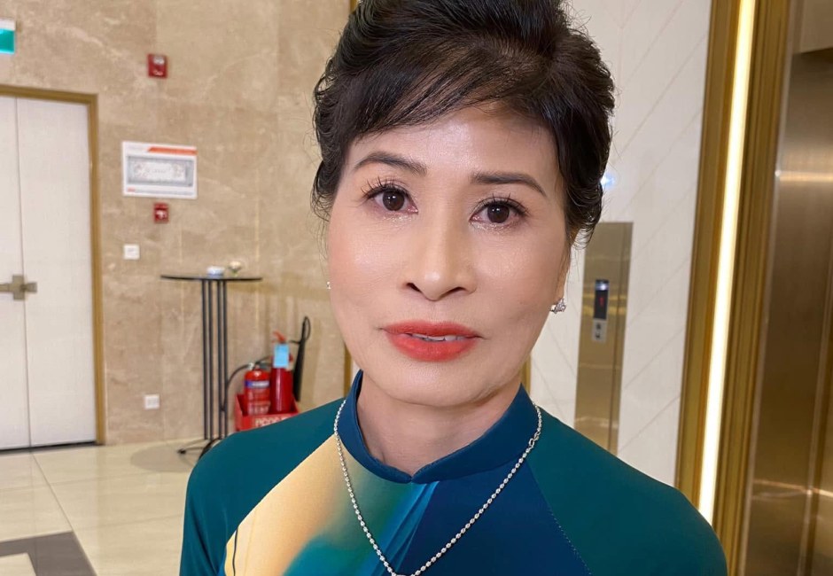 Mẹ cô dâu mặc áo dài xanh sau buổi trang điểm tại Makeup Kiều Min