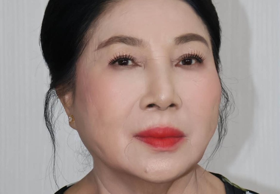 Mẹ cô dâu với kiểu tóc búi gọn đi kèm buổi trang điểm