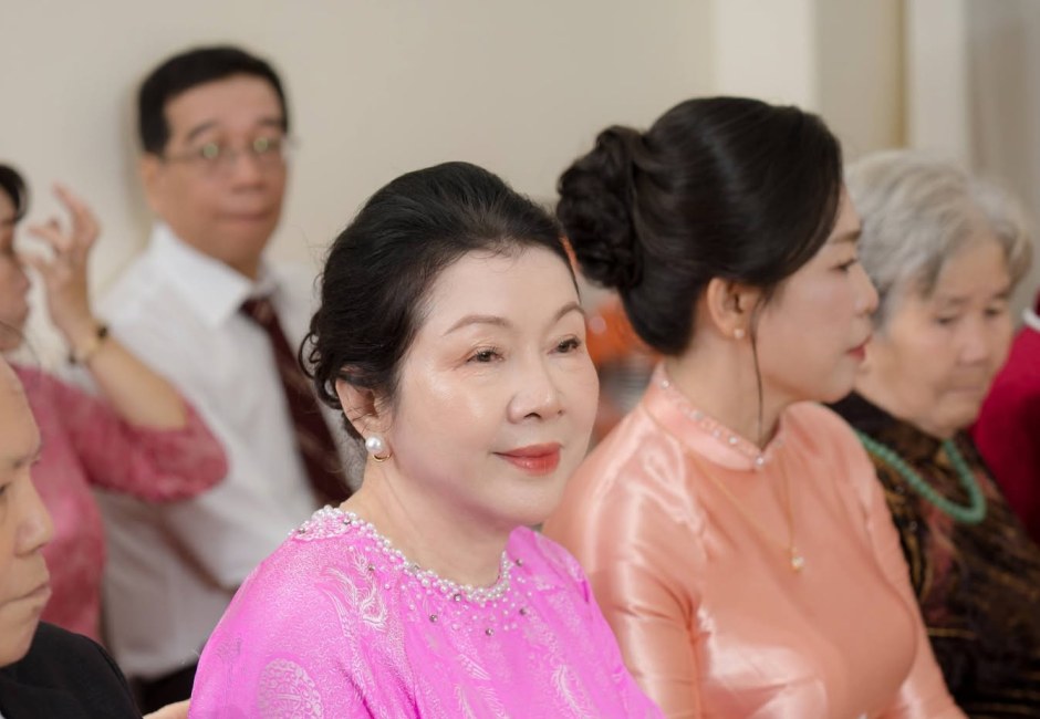 Mẹ cô dâu trong tiệc cưới sau khi được Kiều Min trang điểm