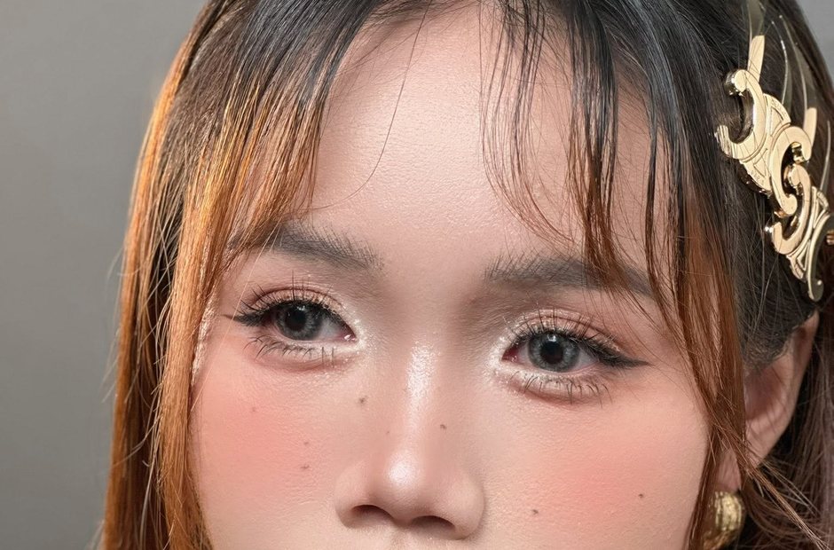 Cận cảnh gương mặt với đường kẻ mắt mảnh sát chân mi