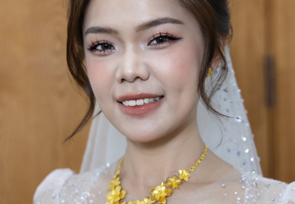 Cô dâu đội voan cưới sau khi hoàn thiện lớp trang điểm