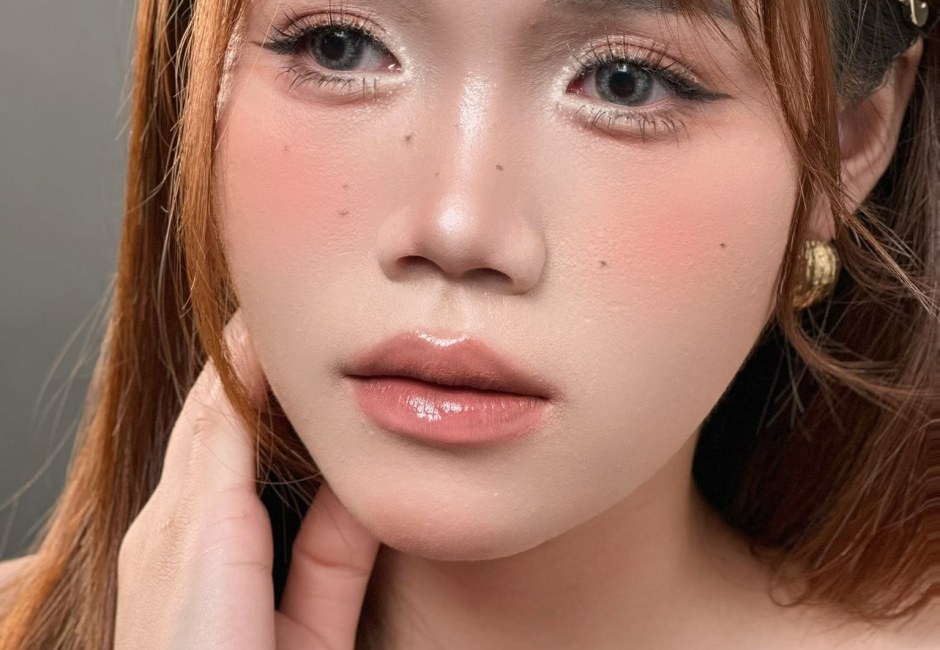 Khách nữ với lớp trang điểm dự tiệc tông nhẹ của Kiều Min