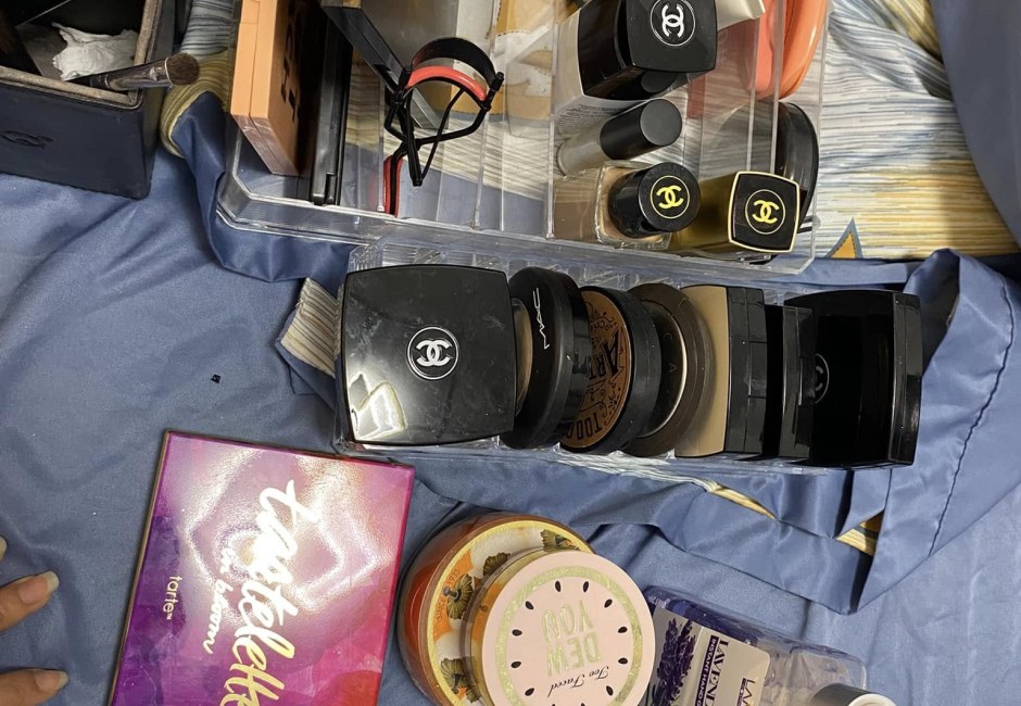 Bảng phấn, cọ và mỹ phẩm trong cốp đồ nghề của Makeup Kiều Min