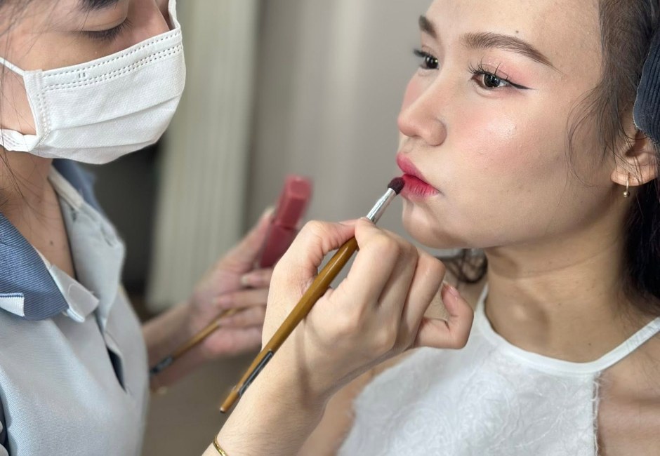 Kiều Min tô son hoàn thiện lớp trang điểm cho khách