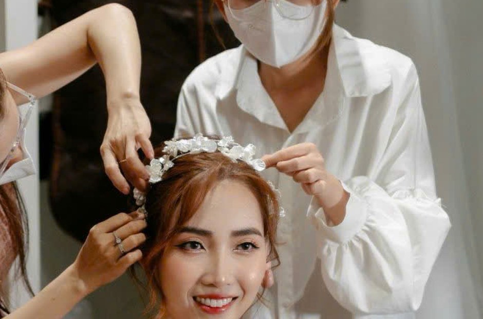 Góc ngồi đủ sáng, có gương và ổ điện gần bên để thợ làm việc