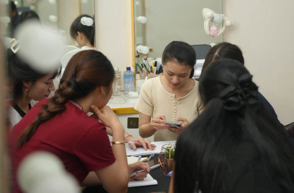 Lớp học trang điểm nhỏ tại studio