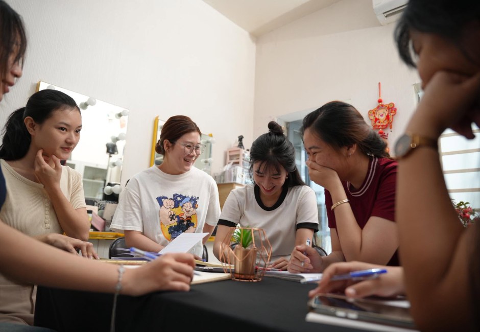 Lớp học makeup quy mô nhỏ tại Kiều Min Academy, học viên ngồi quanh bàn