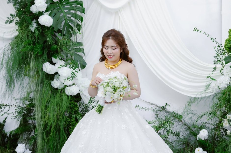 Cô dâu chụp ảnh tại studio cưới