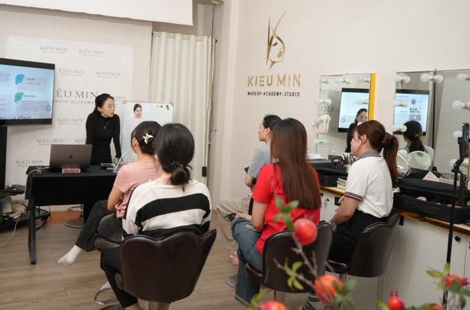 Lớp học có người mẫu thực hành